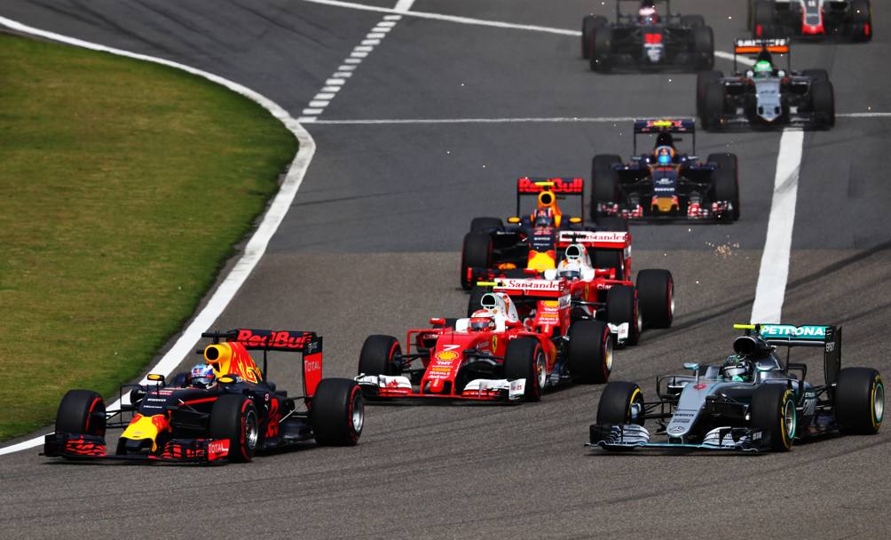Ricciardo, Rosberg, Vettel e Raikkonen alla prima curva. 